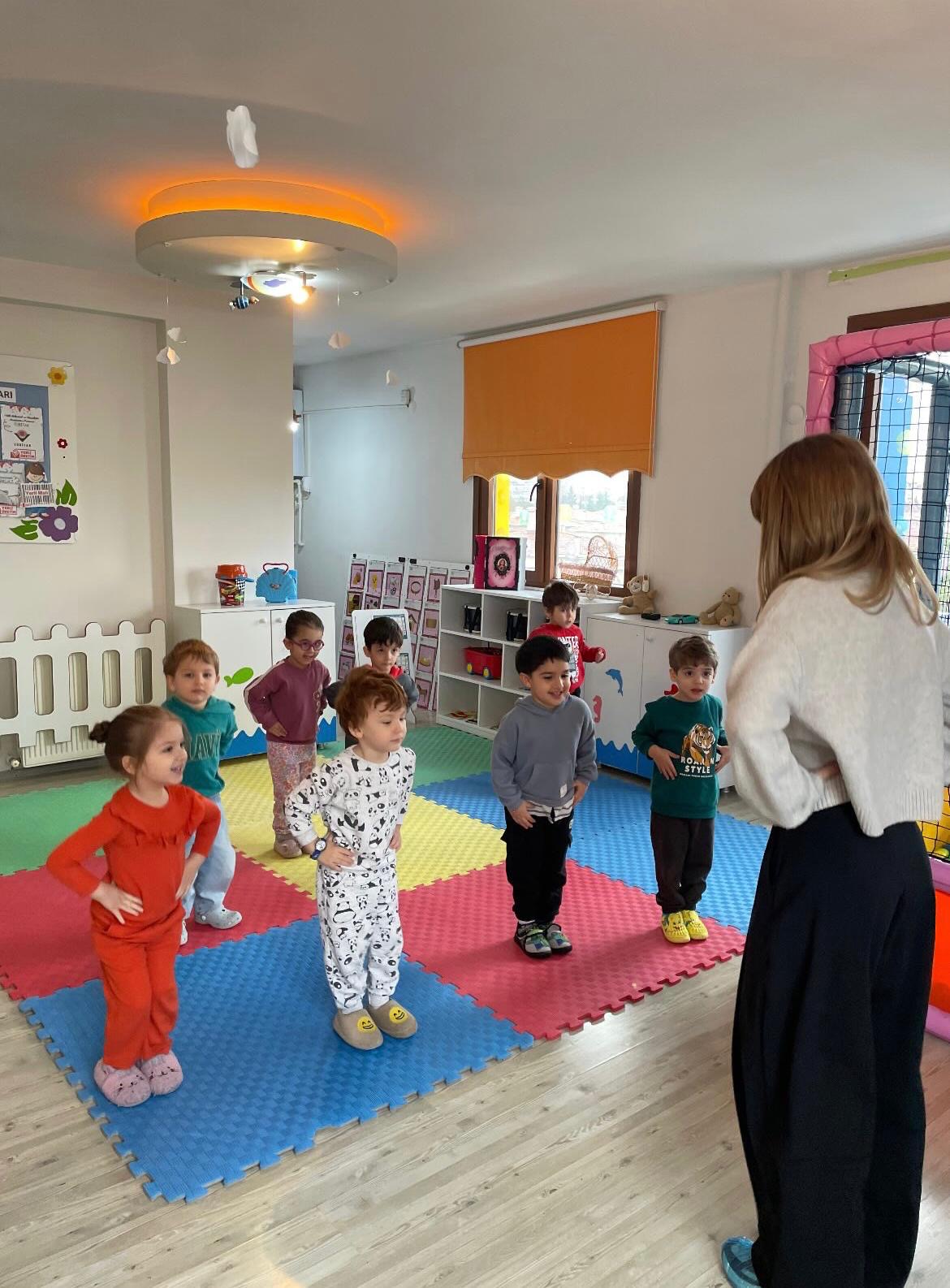 Minik dansçılarla ısınma ve hareket etkinliği