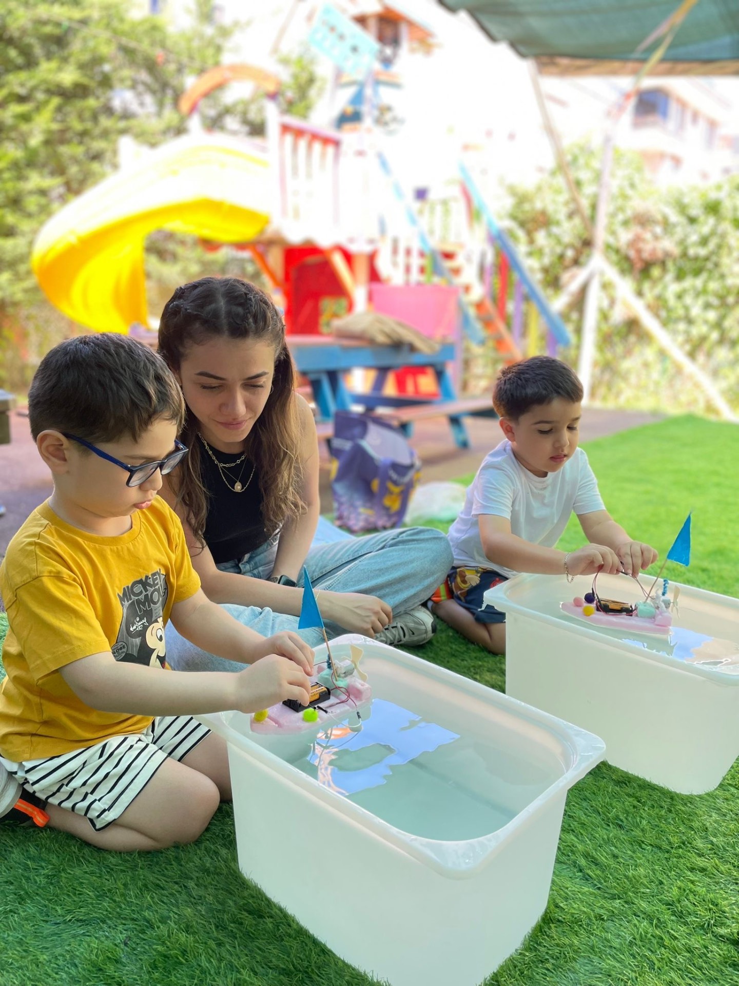 Bahçede pille çalışan tekne projesi — STEM atölyesi