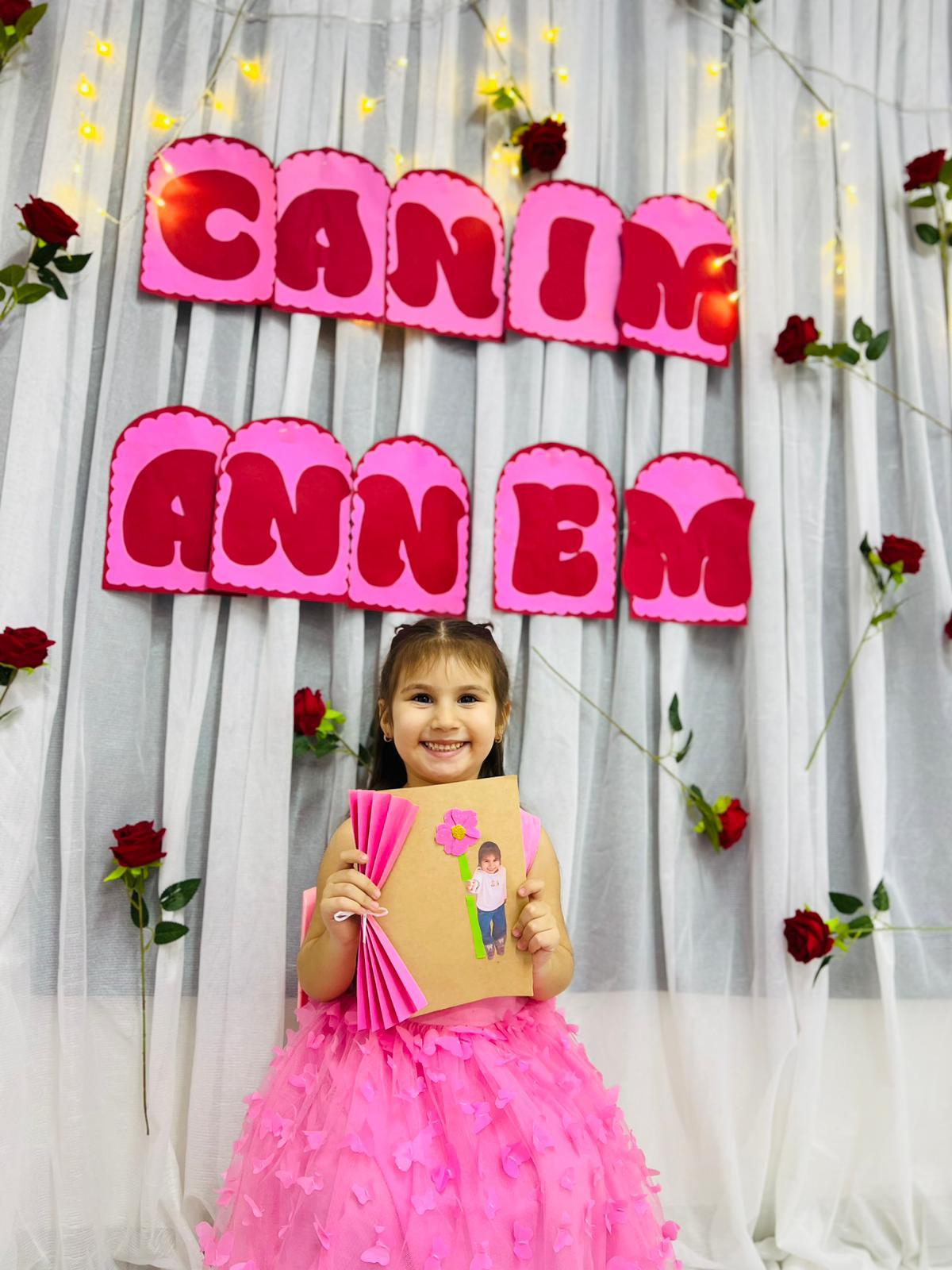 Anneler Günü etkinliği — Canım Annem panosu önünde