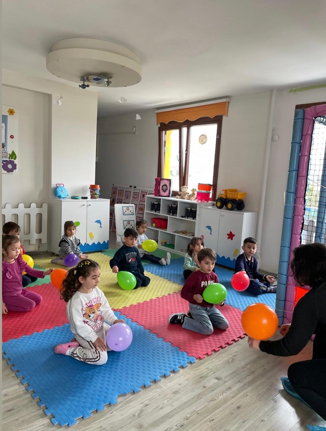 Balonlarla ritim ve hareket çalışması