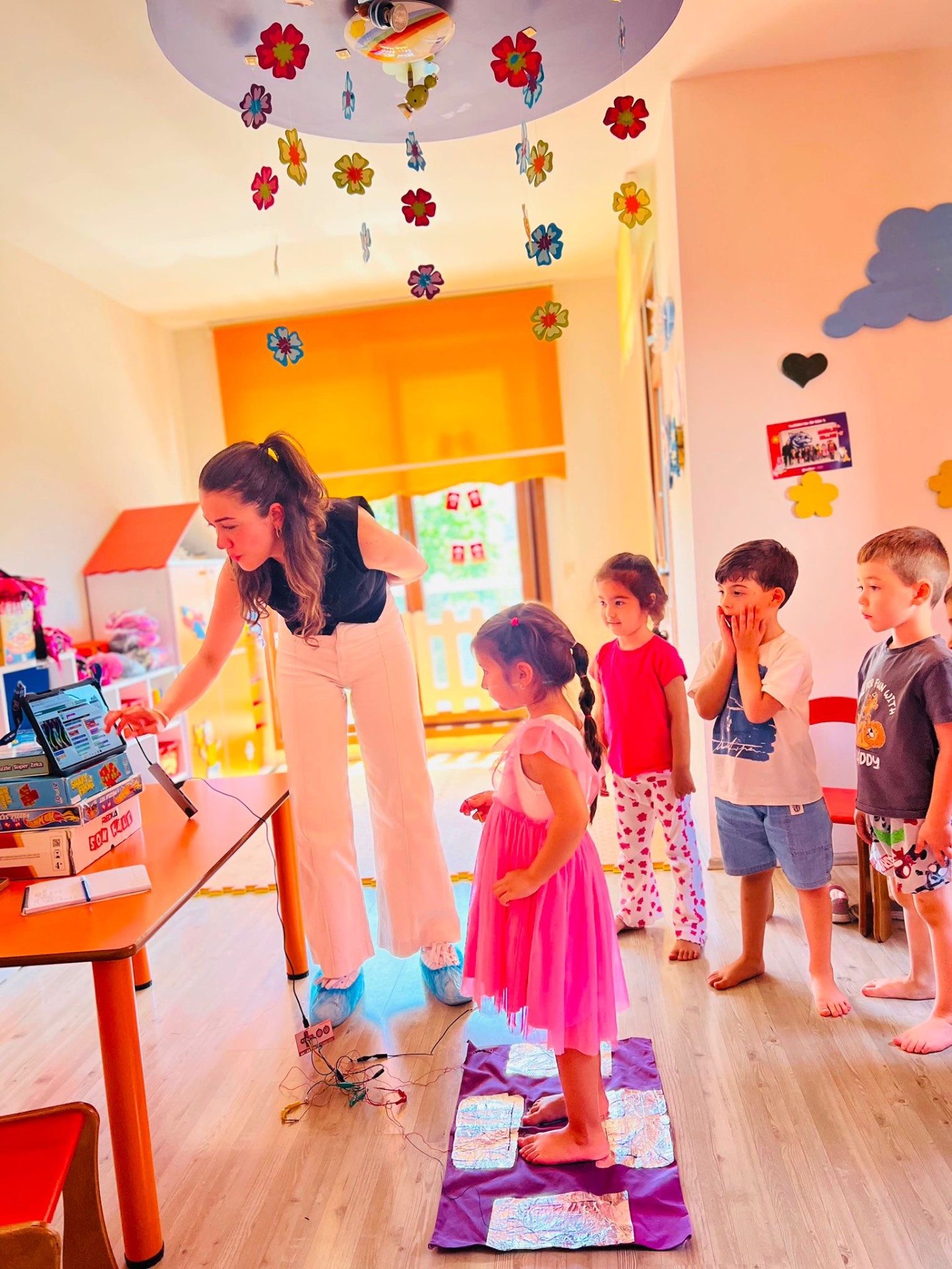 Makey Makey ile iletken halı üzerinde kodlama atölyesi