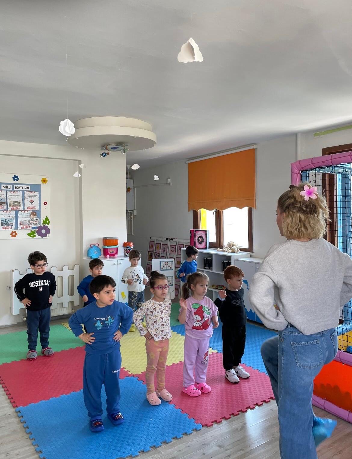 Dans dersinde eller belde duruş çalışması