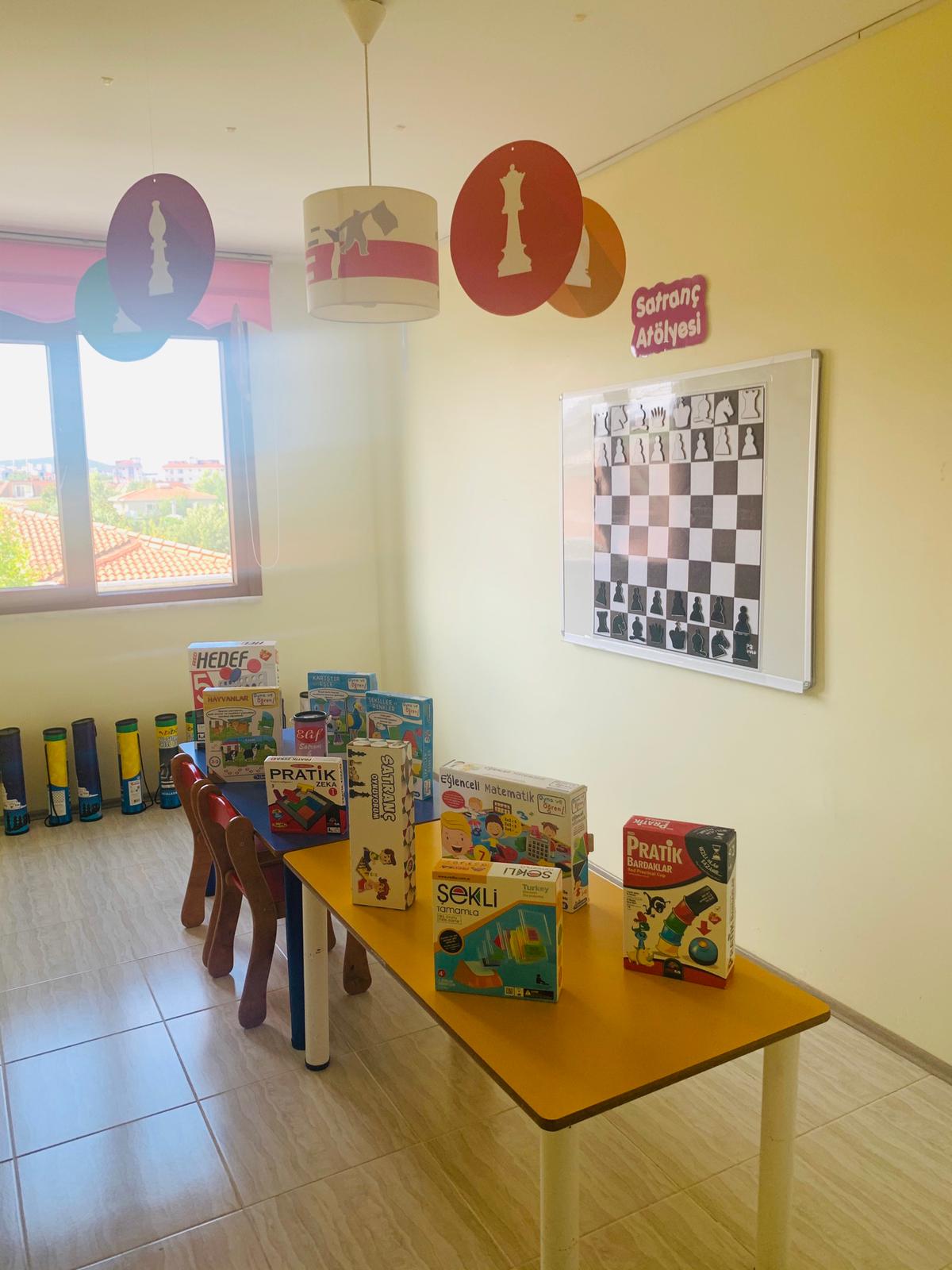 Satranç atölyesi masası ve zeka oyunları